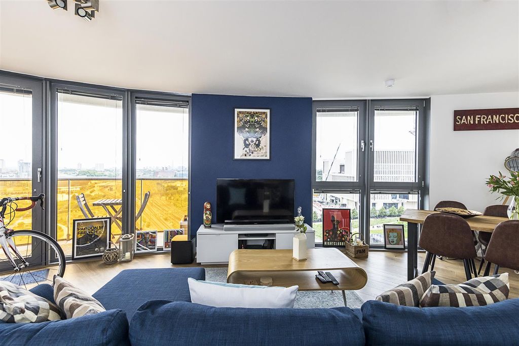 Property photo 1 of 23 Warton Road, E15