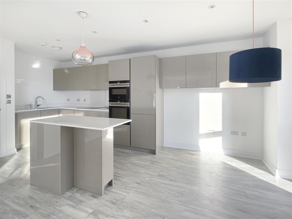 Property photo 3 of 8 Kitchen