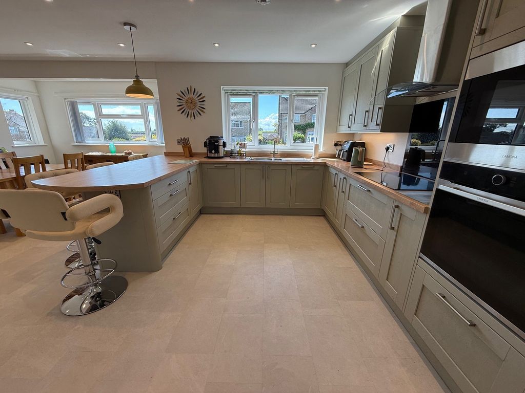 Property photo 3 of 19 Kitchen Aspect 2