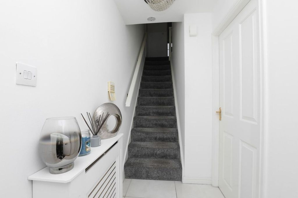 Property photo 3 of 16 Hallway