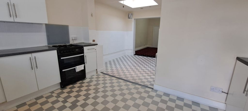 Property photo 2 of 11 Kitchen 1