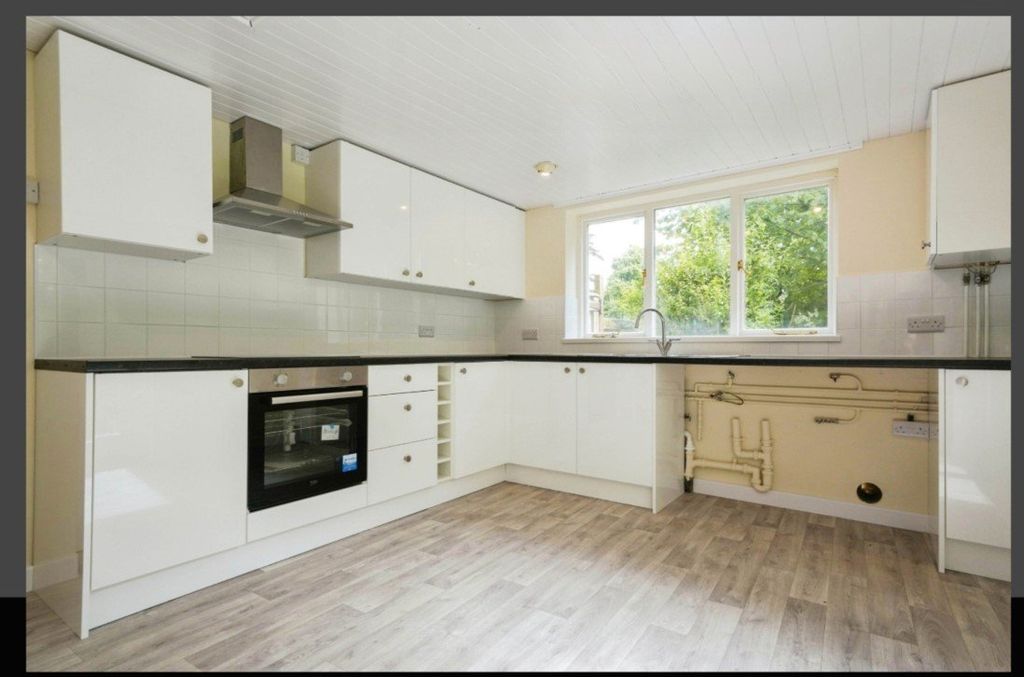 Property photo 3 of 31 Kitchen