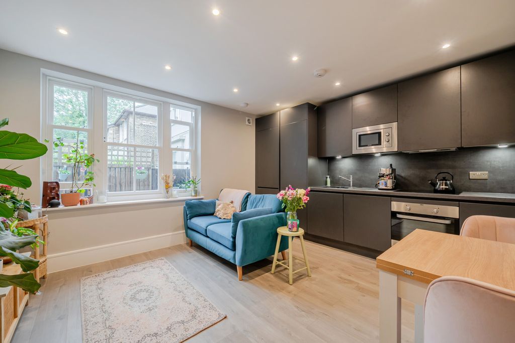Property photo 2 of 17 1503682-18-6A8584...