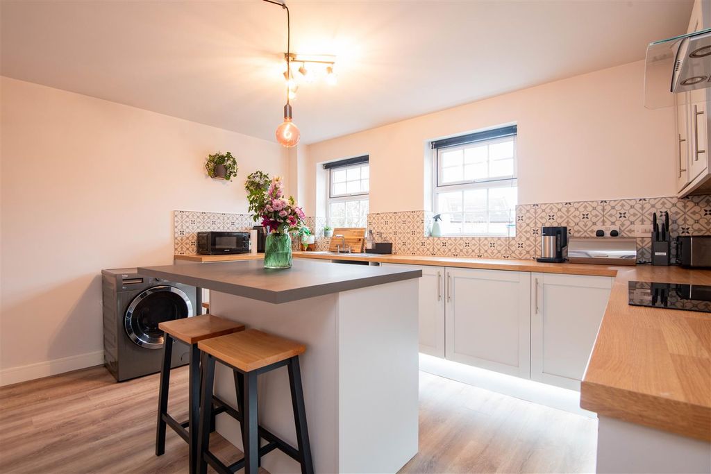 Property photo 2 of 11 Kitchen