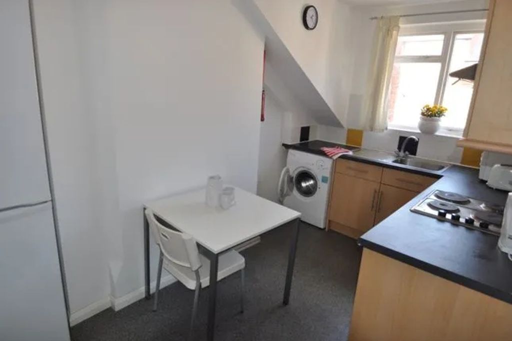 Property photo 3 of 4 A Bright And Tidy Kitchenette With Modern Applianc...