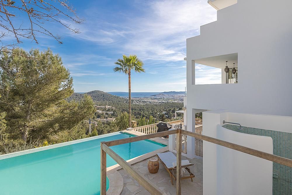 Property photo 2 of 43