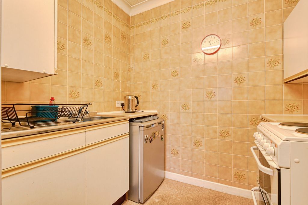 Property photo 3 of 10 Kitchen