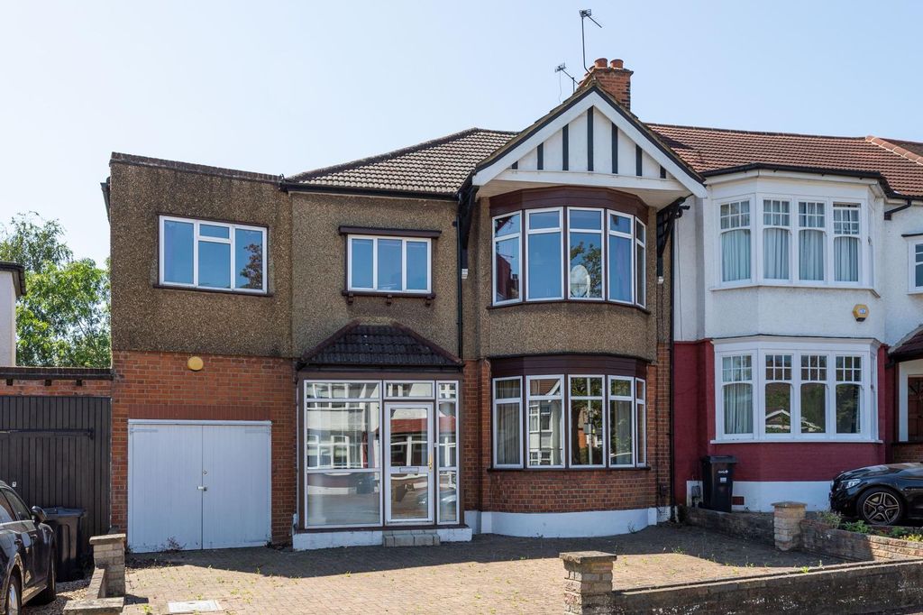 Property photo 1 of 14 5 Bed Semi-Detached House To Rent Langley Crescent, Wanstead E11