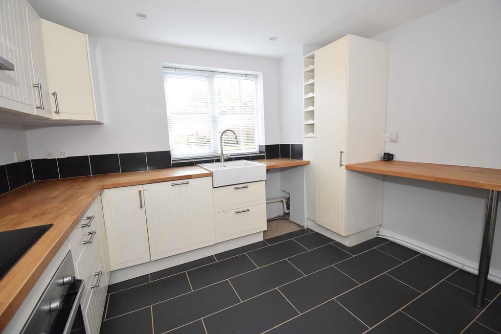 Property photo 3 of 9 Kitchen