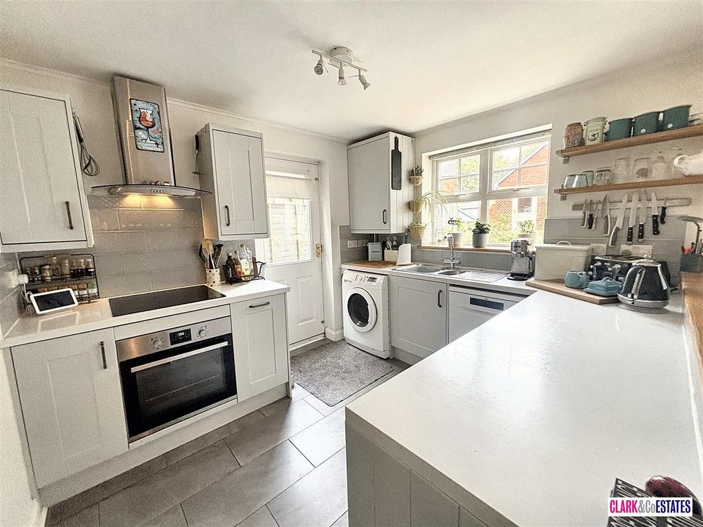 Property photo 3 of 17 Kitchen