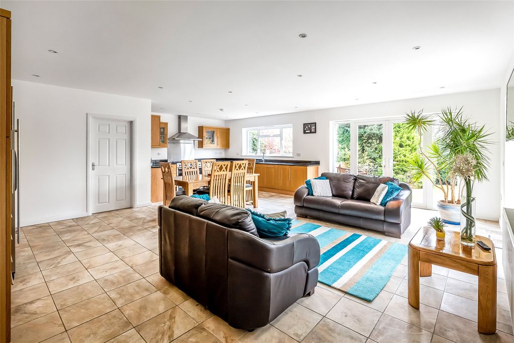 Property photo 2 of 24 Kitchen / Living