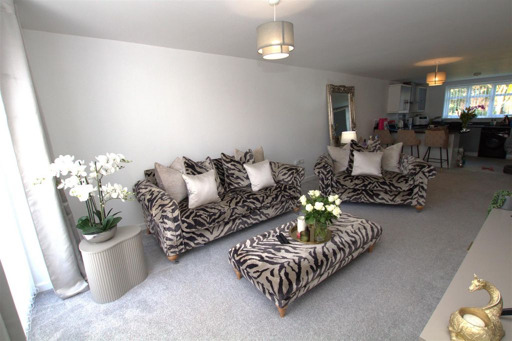 Property photo 2 of 12 Lounge And Diner 1.Jpg