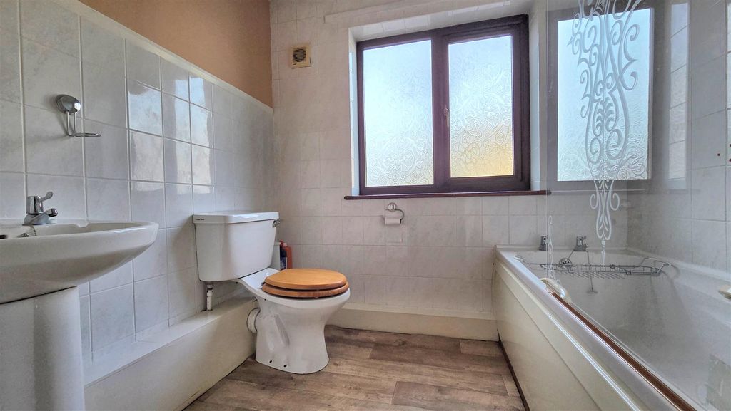 Property photo 2 of 8 Bathroom