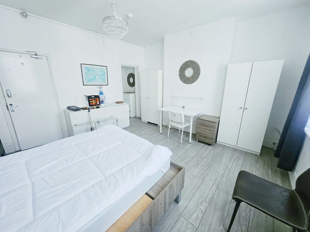 Property photo 1 of 5 Spacious Studio On Brick Lane