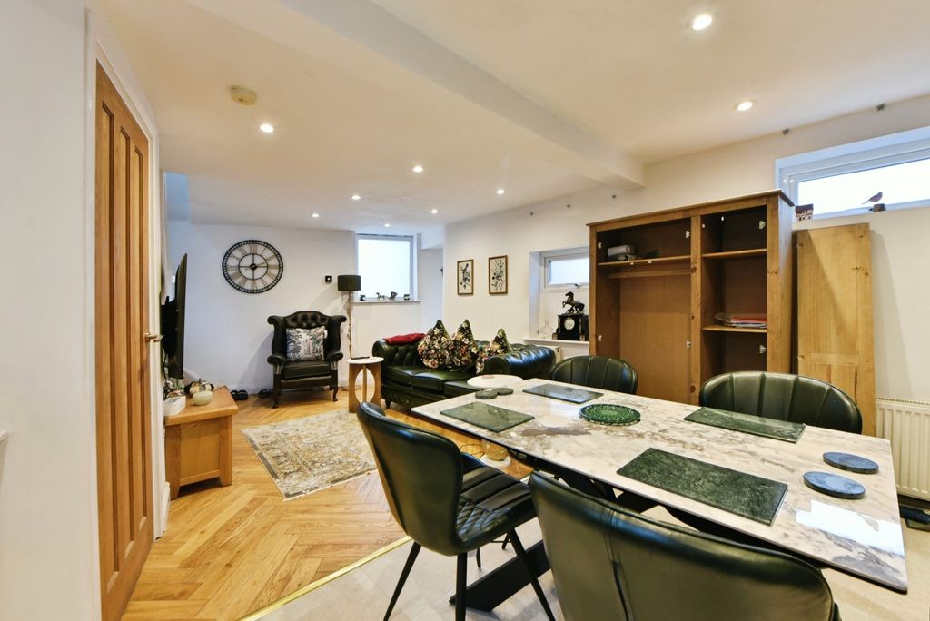Property photo 3 of 19 Kitchen / Lounge
