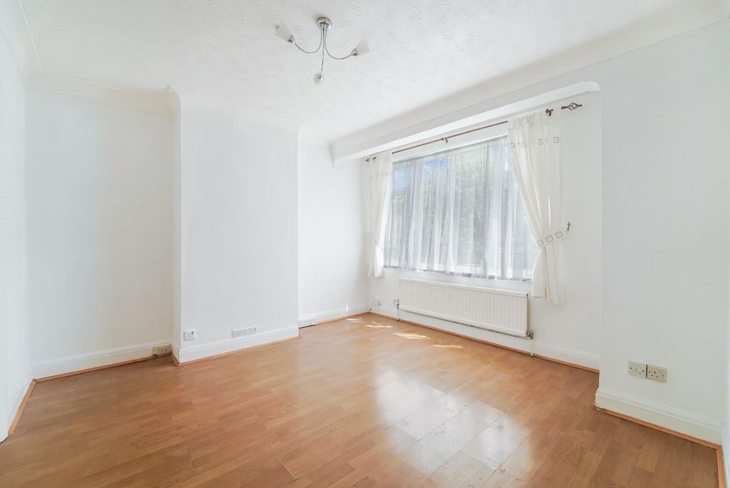 Property photo 3 of 14 Willow Way