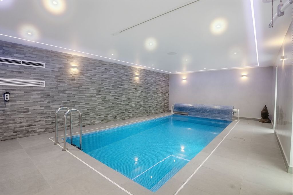 Property photo 2 of 33 Swimming Pool