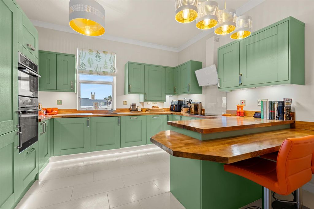 Property photo 3 of 15 Flat 3 10 Queens Parade-4.Jpg