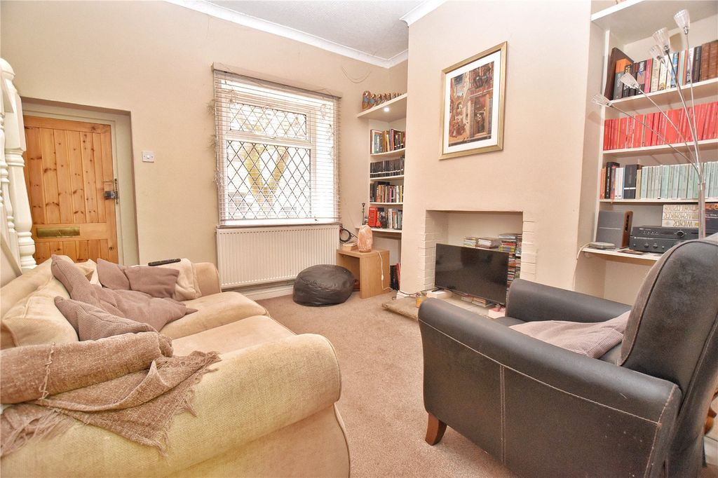 Property photo 3 of 18 Lounge