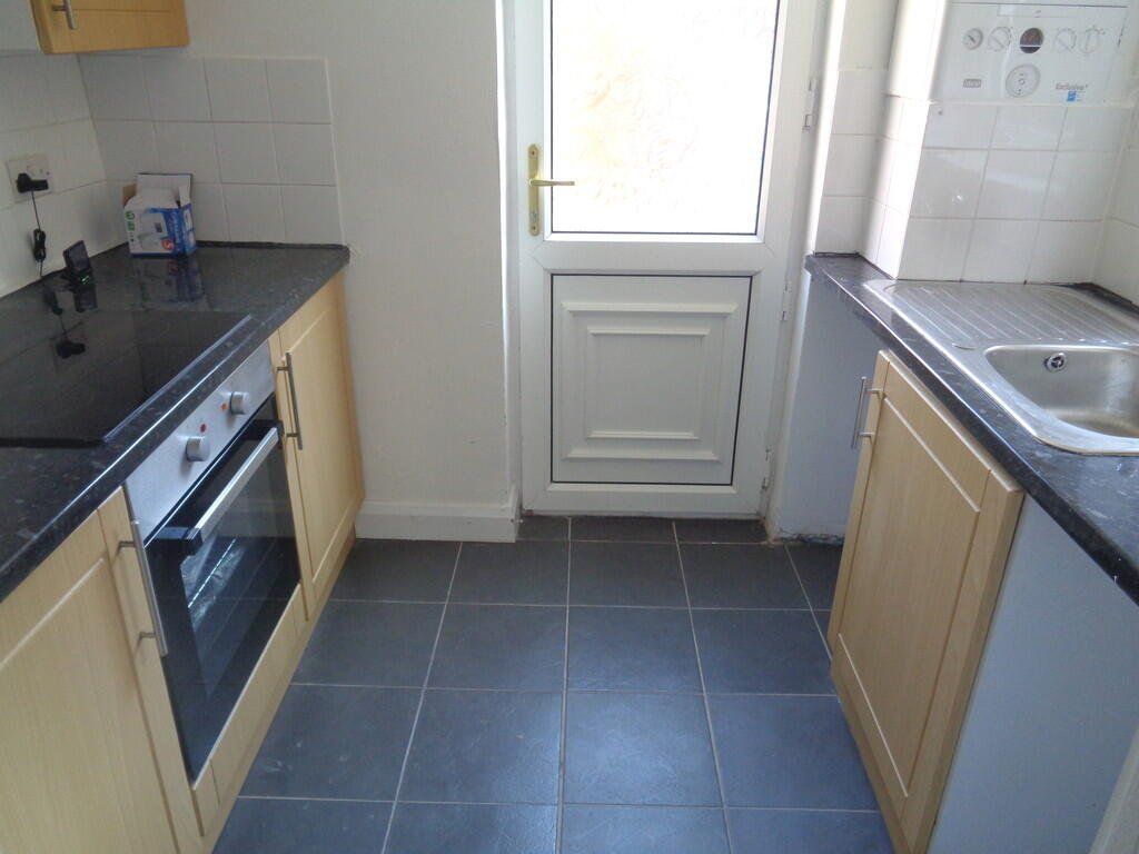 Property photo 3 of 9 Kitchen