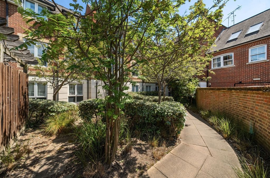 Property photo 2 of 6 Henley Court Ground