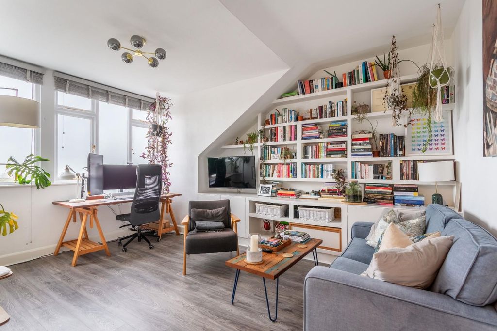 Property photo 2 of 18 Cromwell Road-5.Jpg