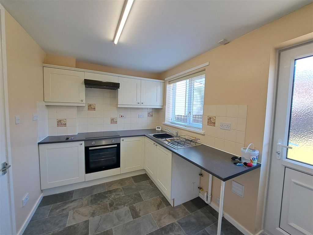Property photo 3 of 8 Kitchen