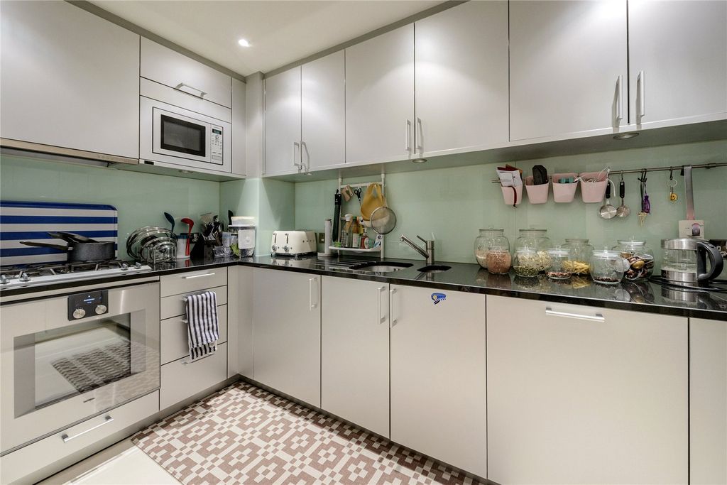 Property photo 3 of 10 Kitchen