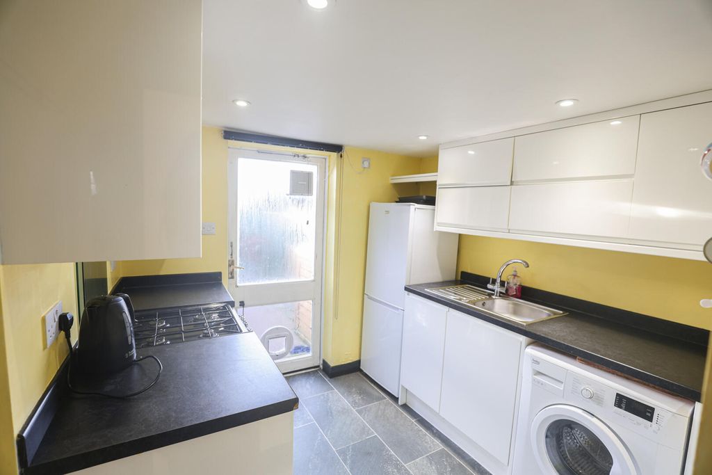 Property photo 3 of 11 Kitchen