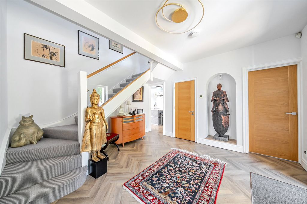 Property photo 3 of 30 Entrance Hall