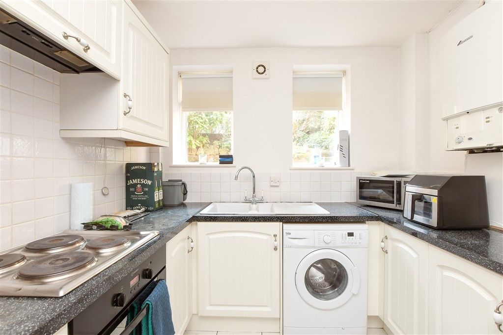 Property photo 3 of 8 Kitchen / Entrance