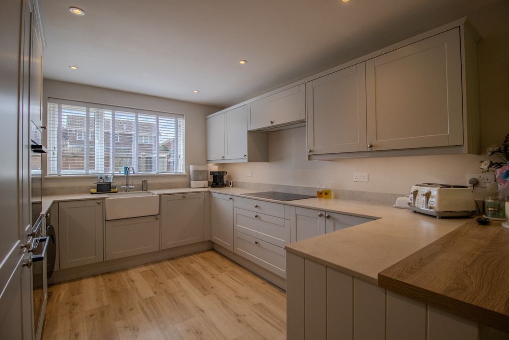 Property photo 2 of 22 5205853
