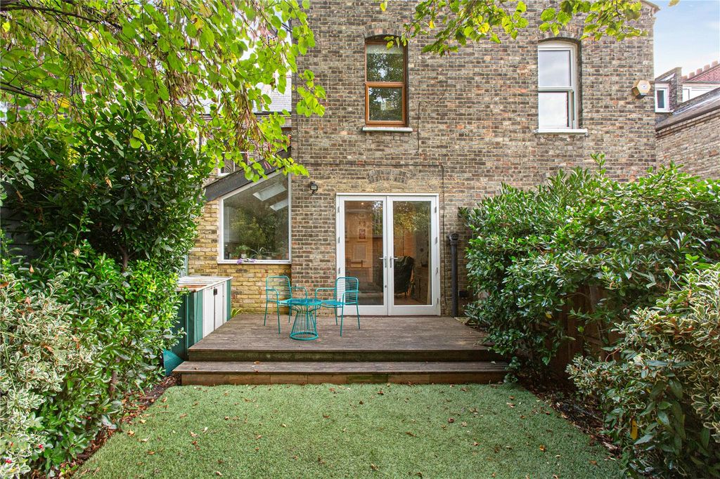 Property photo 2 of 8 Garden