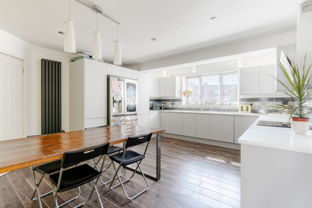 Property photo 3 of 18 A7400107-Hdr-12