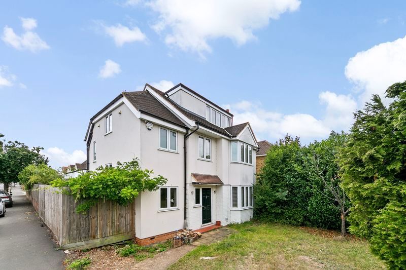 Property photo 1 of 20 Hurst Road, West Molesey
