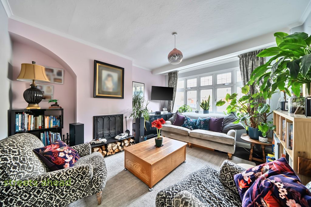 Property photo 2 of 20 Lounge...