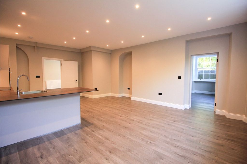 Additional image 5 of 3 bed flat to rentHillcourt Road, Cheltenham, Gloucestershire GL52
