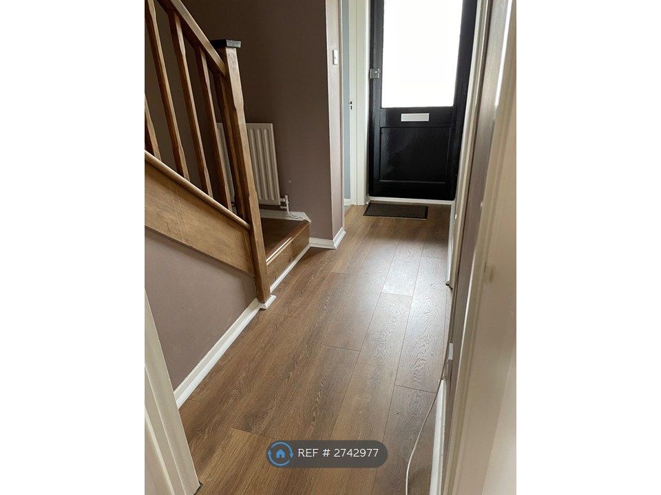 Property photo 3 of 34 Entrance Hall