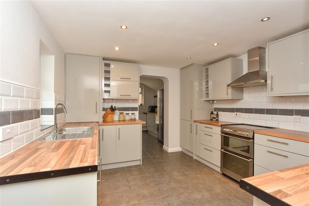 Property photo 3 of 11 Kitchen