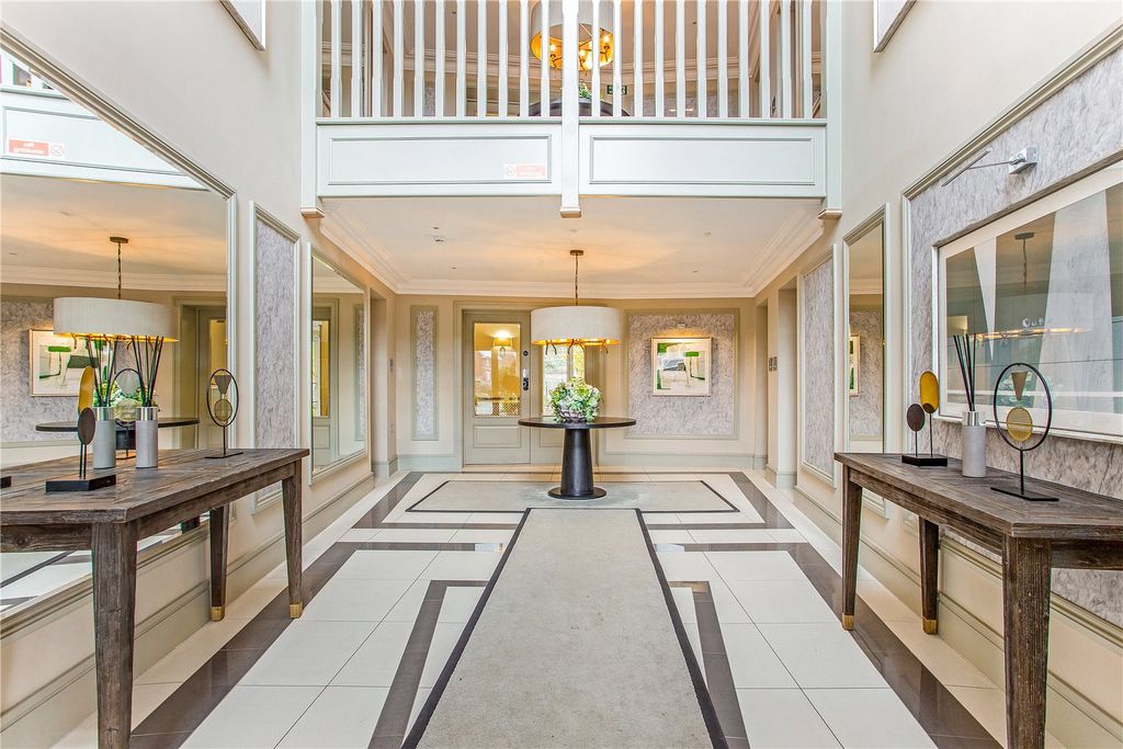 Property photo 2 of 15 Communal Entrance