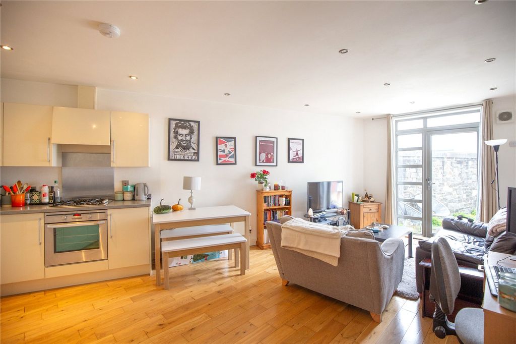 Property photo 1 of 16 Picture No. 10