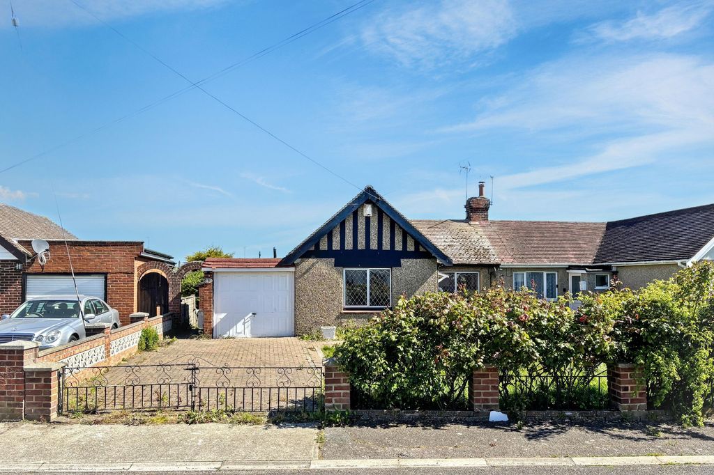 Property photo 1 of 18 4 Essex Close, Canvey Island Ss8 0De