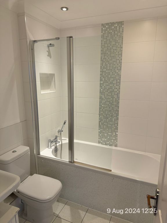Property photo 2 of 11 Bathroom