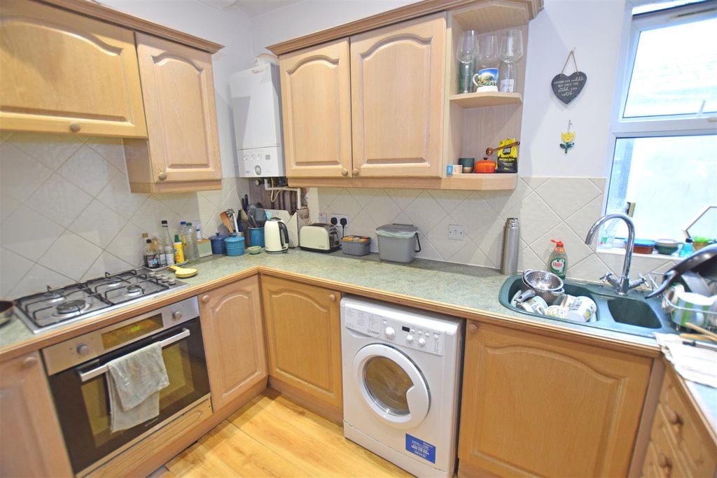 Property photo 3 of 9 Kitchen.Jpg