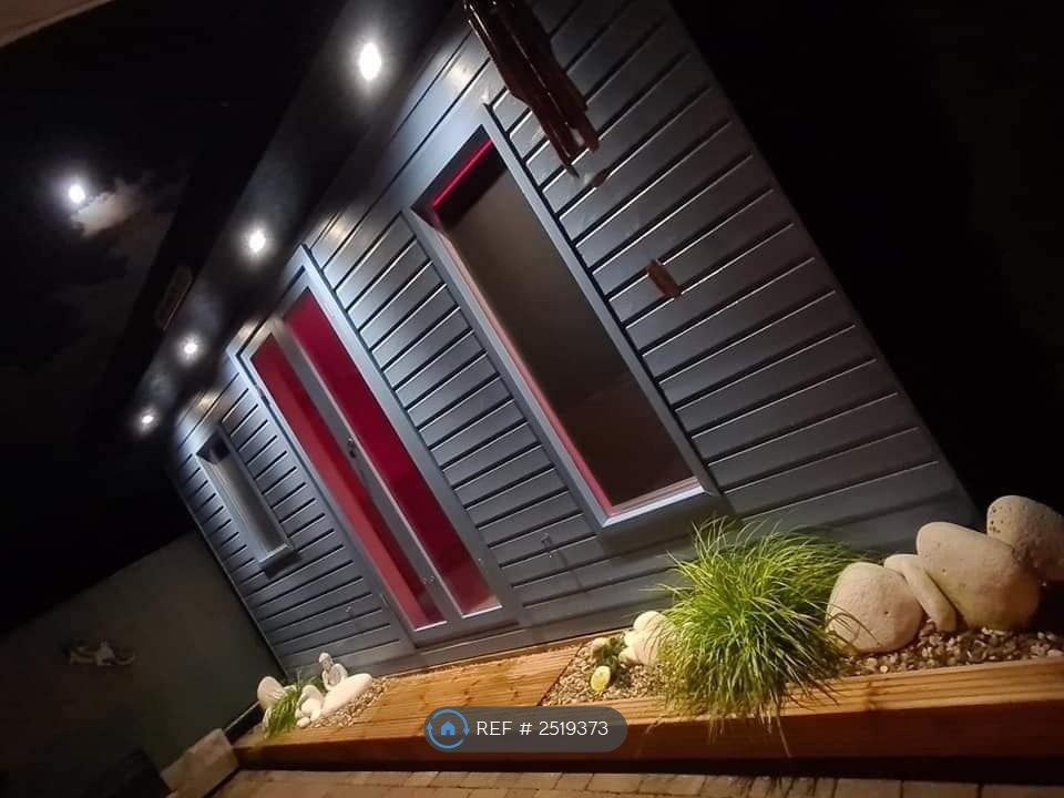 Property photo 3 of 28 Beach Hut Exterior / Bedroom