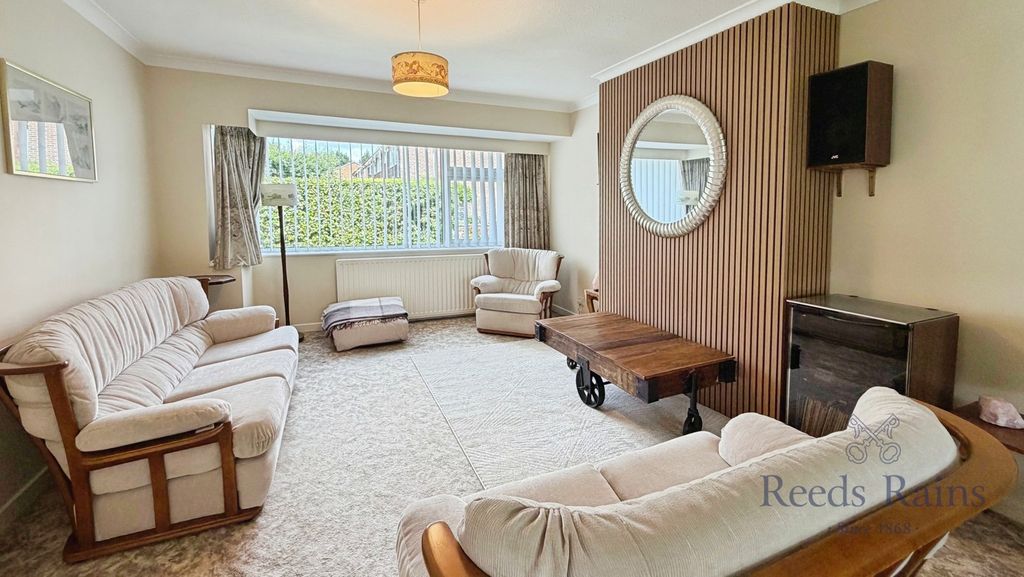 Property photo 2 of 16 Lounge