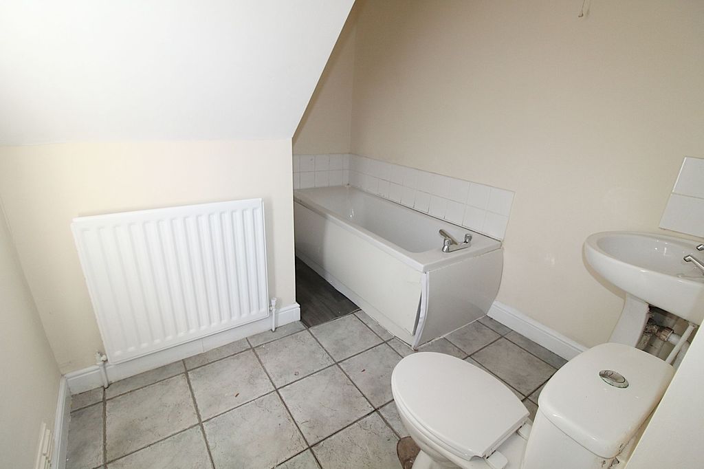 Property photo 2 of 11 Bathroom