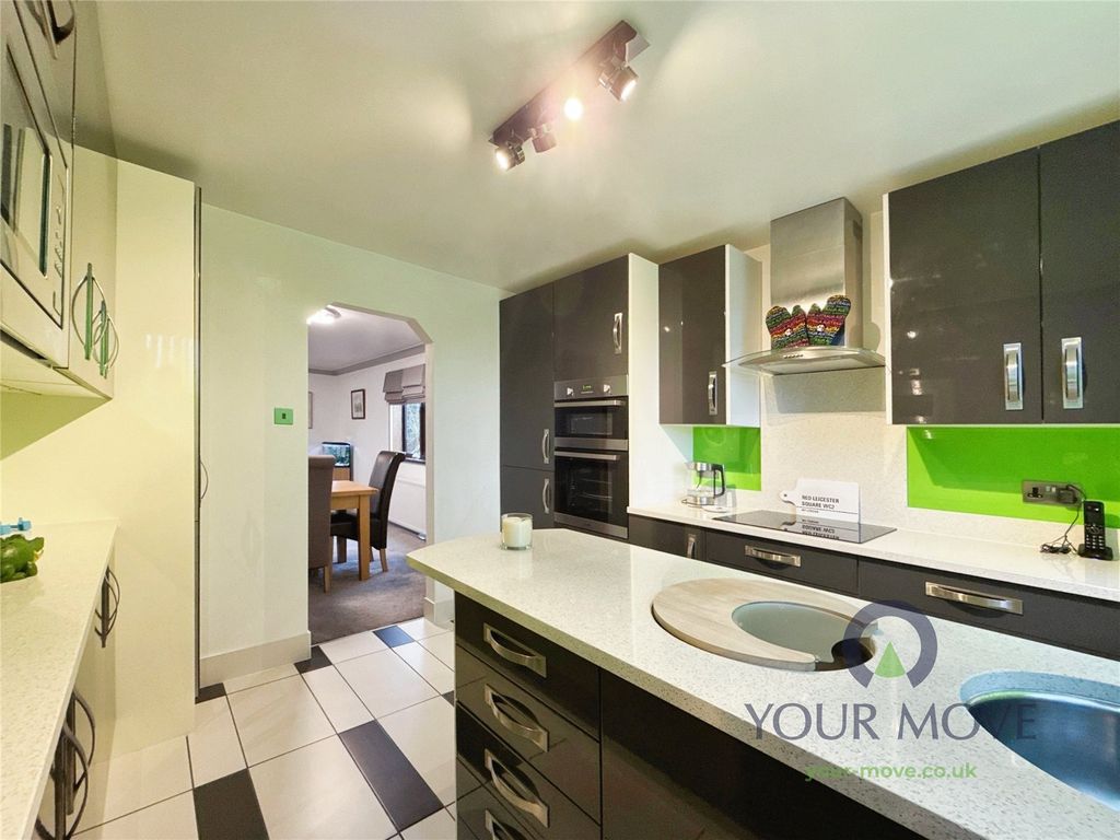 Property photo 3 of 18 Kitchen