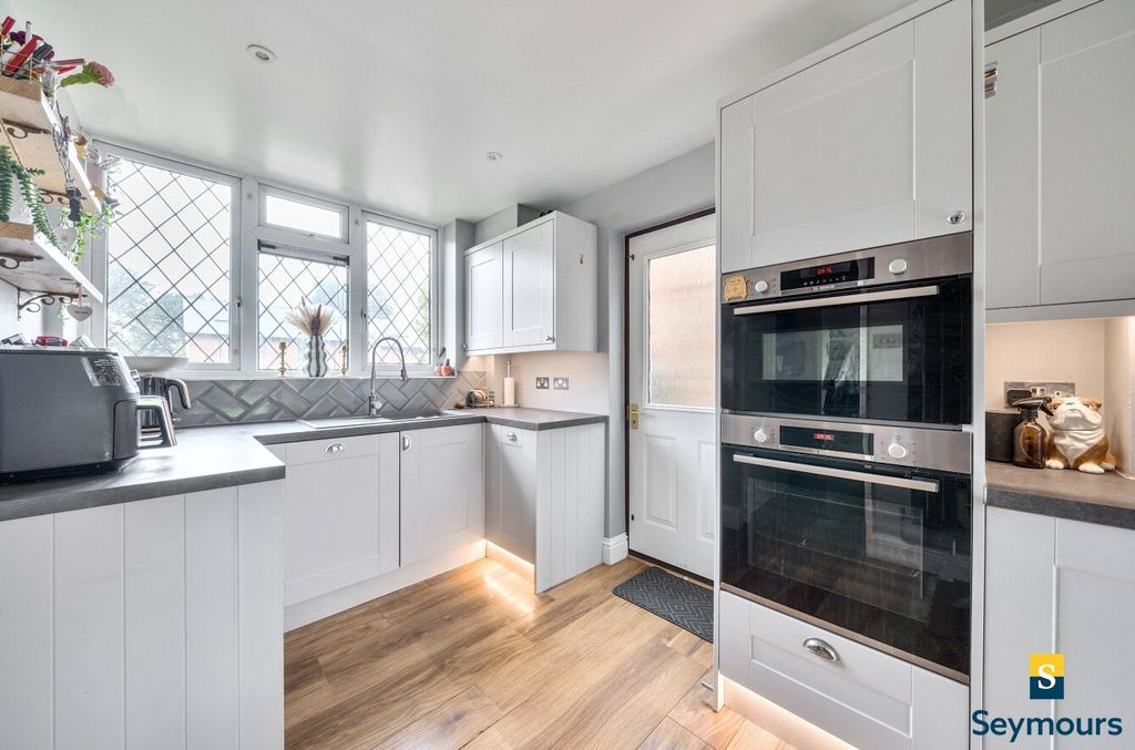 Property photo 3 of 19 Kitchen