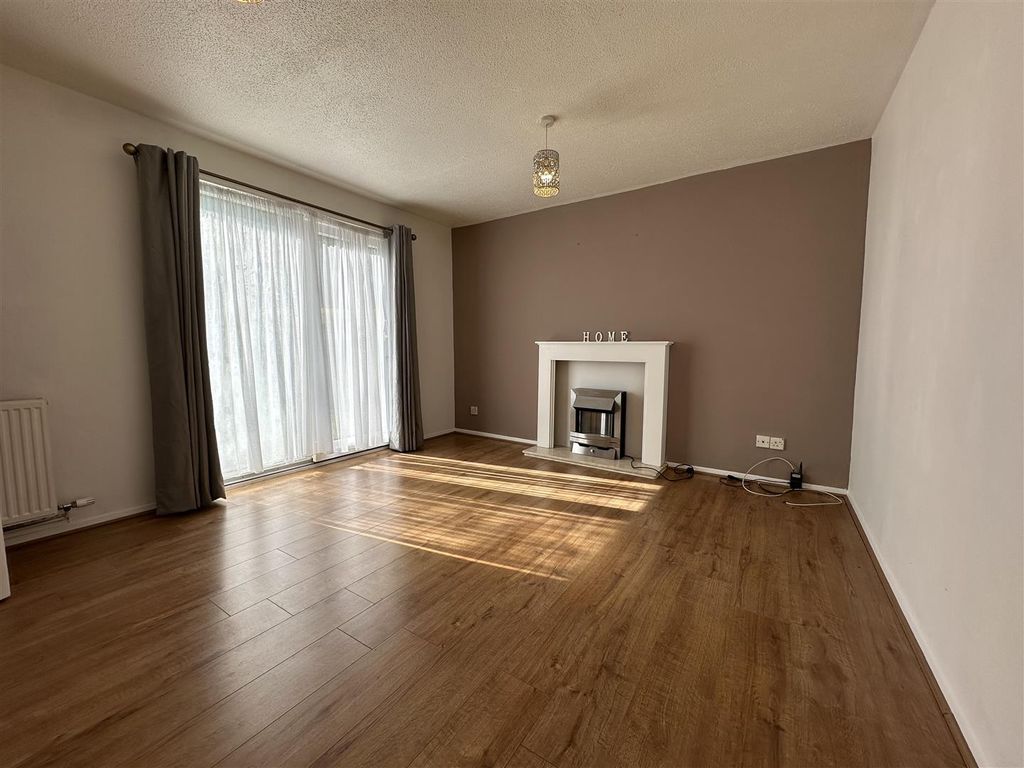 Property photo 3 of 13 Lounge